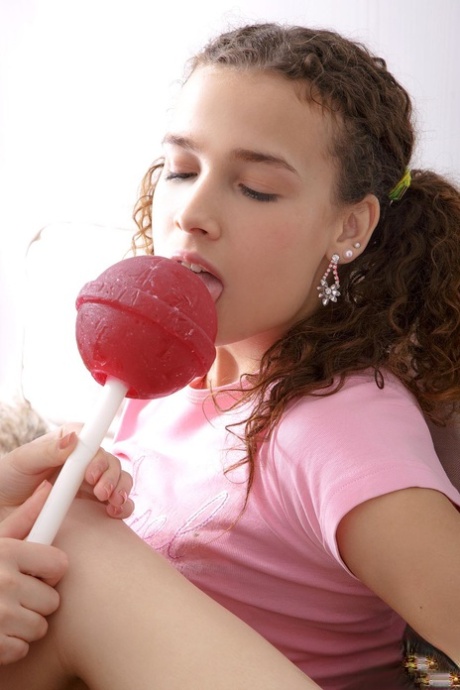 Lesben Olivia Grace & Carolina spielen miteinander und teilen sich einen riesigen Lollipop
