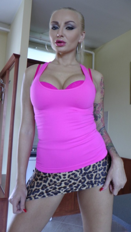 Den tatoverte pornostjernen Kayla Green tar av seg tøy for å vise frem den store rumpa og implantatene sine.