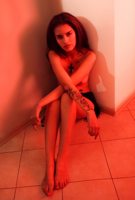 Carina la teenager con tatuaggio a croce sul seno Liron Shein tocca la figa sul pavimento
