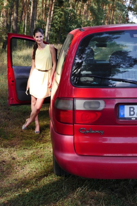 A adolescente alemã magricela Coco Kiss desfruta de sexo hardcore à beira da estrada
