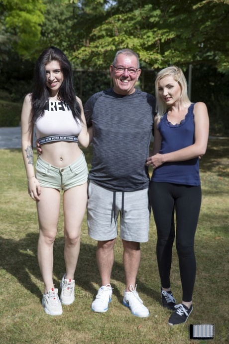 Le ragazze sexy Sheril Blossom e Tyna Gold scopano con un vecchio pervertito nel parco