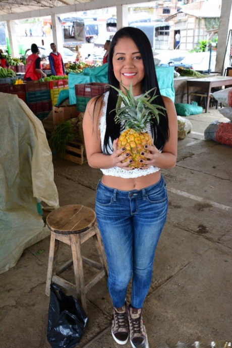 Fernanda Martinez, MILF colombienne, échange un concombre contre une grosse bite en POV
