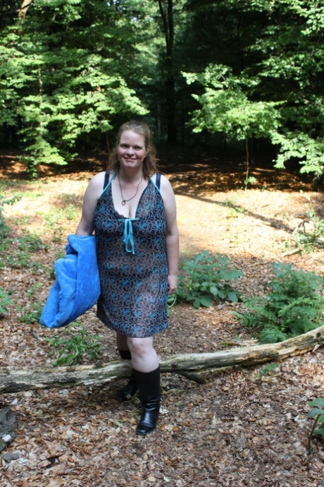 Den tyske sightseeeren Anne Tracy tilfredsstiller sin sultne fitte med dildoer utendørs