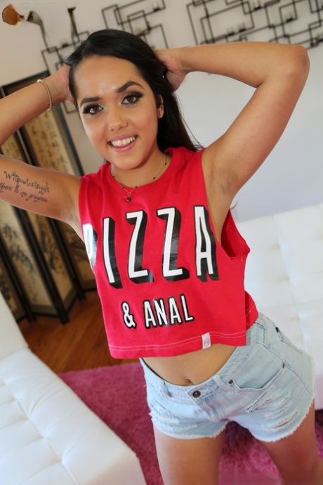 Slutty pizza-delivery girl Esperanza Del Horno gets involved in an IR gangbang