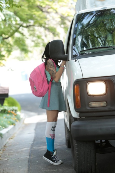 Černovlasá americká teenagerka Sadie Pop jezdí na masivním mase s mokrou vagínou