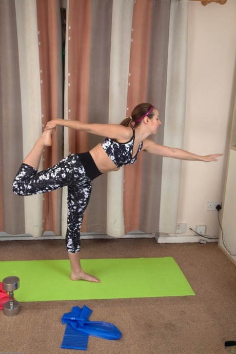 Britische reife Masie Dee spreizt ihre haarigen Muschilippen auf ihrer Yogamatte