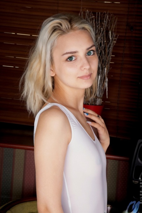 L'adorabile teenager russa Jenny Wilson mostra la sua figa rasata tutta nuda