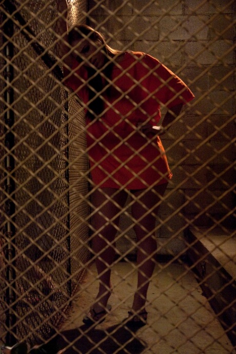 Развратные заключенные показывают свои сиськи, переодеваясь в тюремную форму