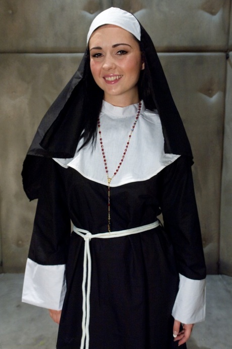 Kinky nonne med guddommelig rumpe Angell Summers kler av seg og poserer naken
