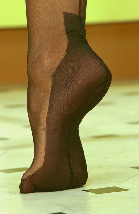 Legendariska porrstjärnan Silvia Saint retas med sina sexiga fötter i sin samling