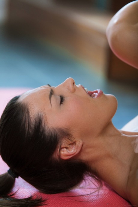 Lesbiska Penelope Cum & Carolina Abril har ångande oralsex under yoga