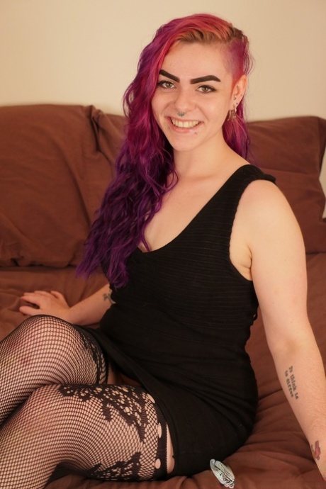 A gaja com cabelo multi-colorido Harley Queen masturba-se em meias de rede sensuais
