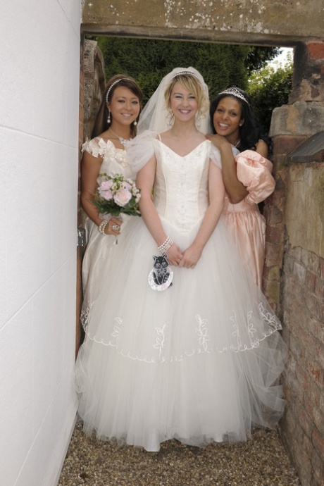 Une mariée en chaleur participe à un plan à trois lesbien IR avec ses demoiselles d'honneur