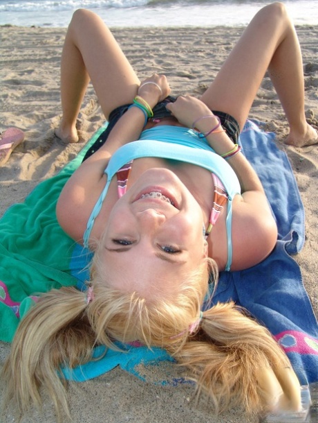 Drobna nastolatka z warkoczami Summer pokazuje swoje małe cycki i duży tyłek