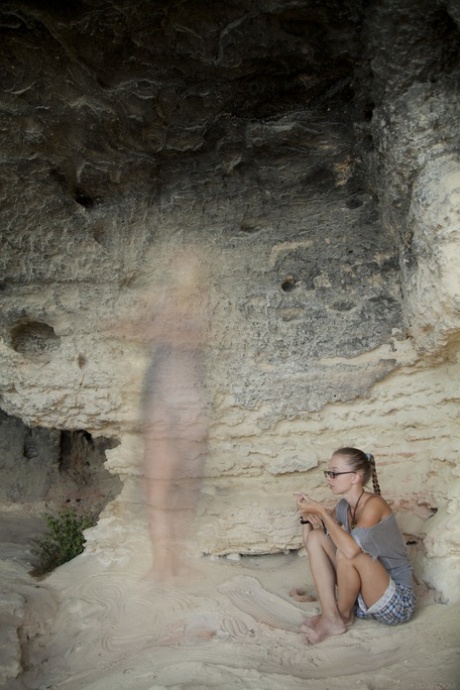 Sexede teenagere Milena D og Nika N rider og æder hinanden i en grotte