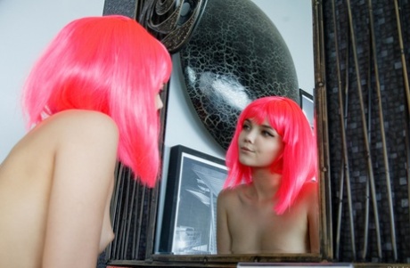 A adolescente russa de cabelo cor-de-rosa Chanel Fenn revela a sua cona peluda e as suas mamas pequenas