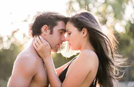 Son petit ami baise la ravissante Allie Haze sur le lit après des préliminaires oraux.