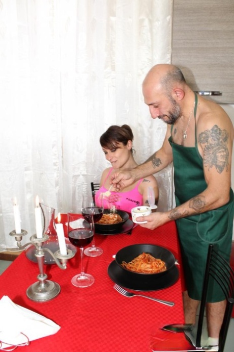 Troia hard in lingerie di pizzo si fa scopare la figa sul tavolo da uno chef tatuato