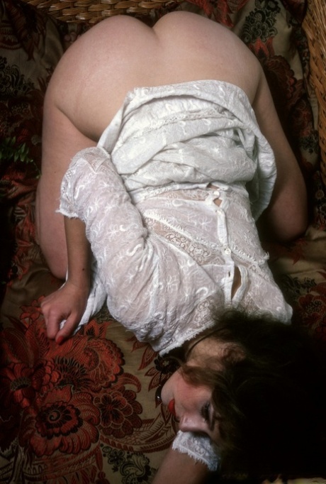 Vintage-modellen Valerie Rae Clark retas med sin kropp när hon poserar i underkläder