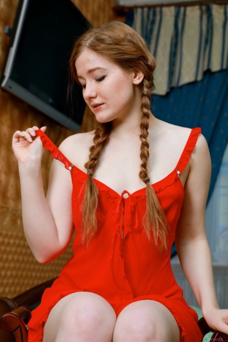 Glamorous teen babe Anicka strips její červené šaty a prsty její coochie