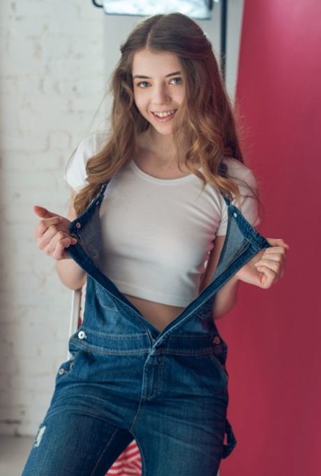 Rozkošná teenagerka Kay J si svléká podvazky a kalhotky, aby si roztáhla kundičku
