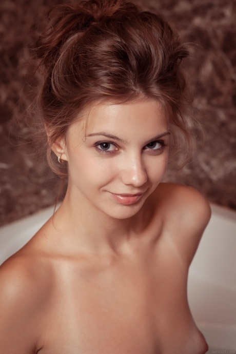 全天然宝贝艾玛-斯威特在浴缸中清洗晒出黑线的火辣身材