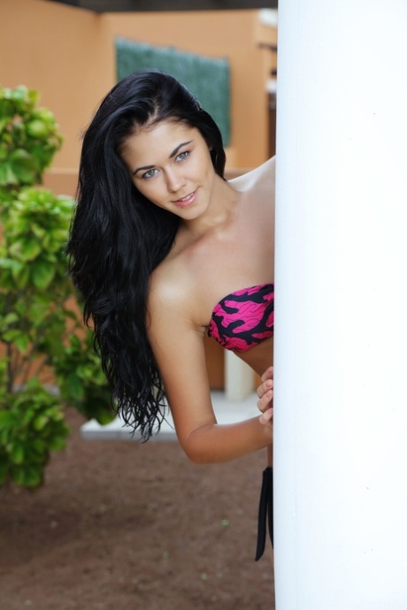 Smuk teenager med en slank krop Macy B smider bikinien og poserer i poolen