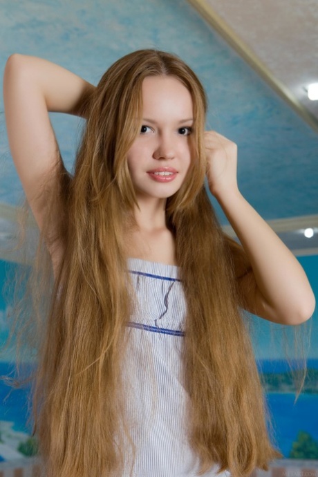Den dragende russiske teenager Virginia Sun viser sin unge, kælne krop frem udendørs