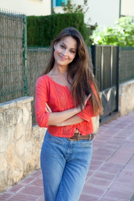 Den vakre brunette-tenåringen Lorena B viser frem den hårete fitta si og poserer i en solo.