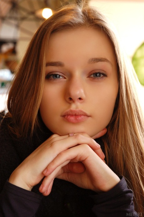 Zasněná teenagerka Milena D vystavuje svůj chlupatý zadeček a krásné přirození v sóle