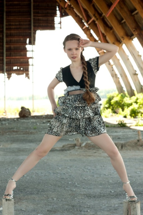Rosyjska nastolatka Virginia Sun rozbiera się do naga i odsłania swoje szczupłe ciało