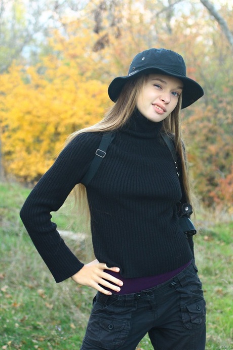 Schattige tiener Milena D toont haar slanke figuur en grote tieten in een solo