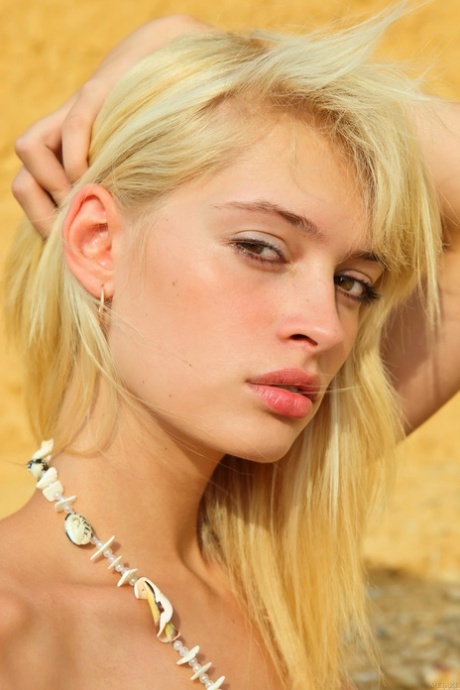 Nastoletnia piękność Ivetta A prezentuje swoje opalone, krągłe ciało na plaży