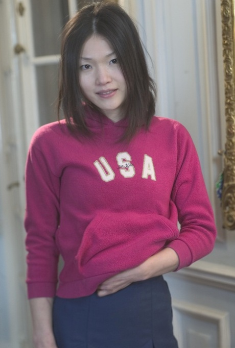 A adolescente asiática Asuka A posa com as suas roupas giras antes de mostrar a sua cona peluda