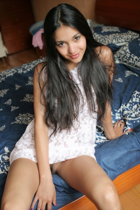 Lissa A, uma adolescente magra, mostra a sua figura natural e posa nua