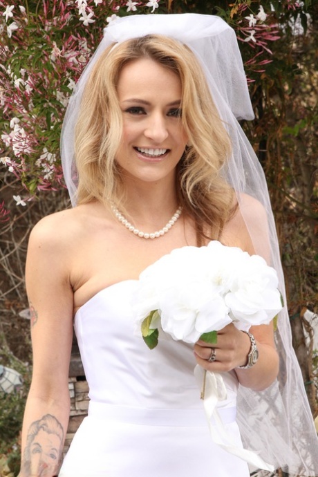 Die nuttige polnische Braut Natasha Starr wird vom Bräutigam und seinen Jungs gangbanged
