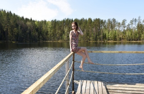 Glamoureuze tiener Pala stript om haar zeer magere lichaam te tonen bij het meer