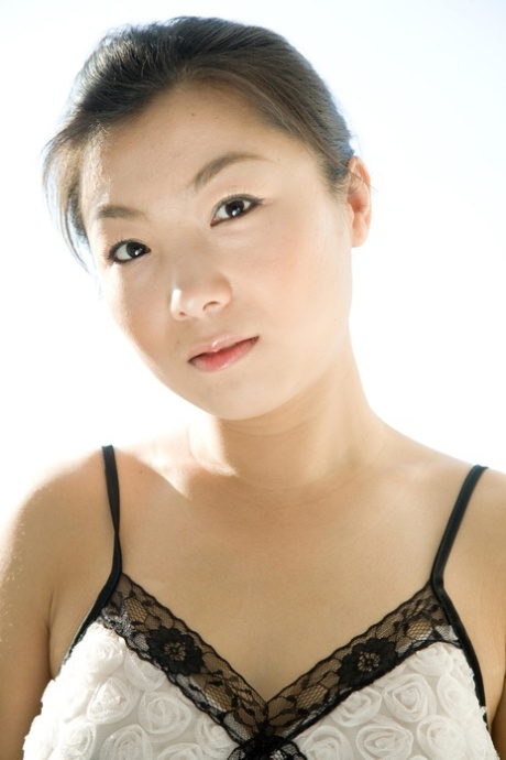 Glamorös asiatisk tonåring Ada E klär av sig vid fönstret och exponerar sin stora kropp