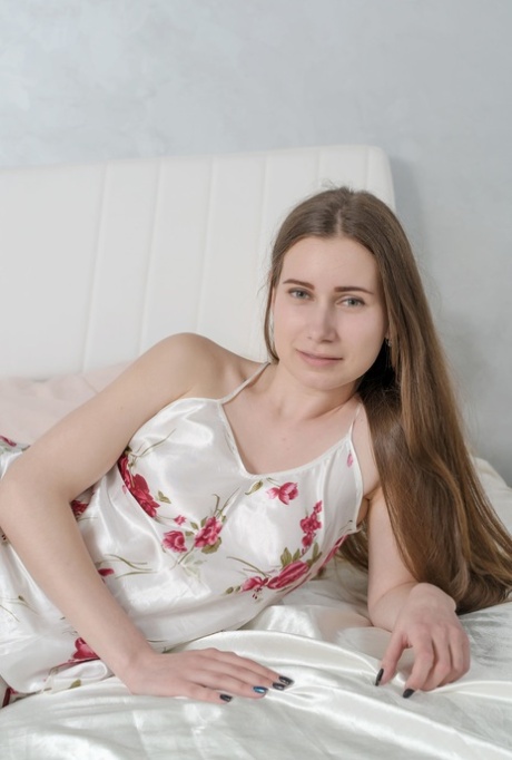 A sensual adolescente ucraniana Lady Di tira a camisa de noite e mostra a sua rata careca