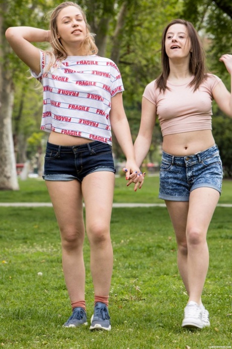 Le lesbiche amatoriali Selvaggia & Gabriella Lati si giocano a vicenda e si fanno la forbice