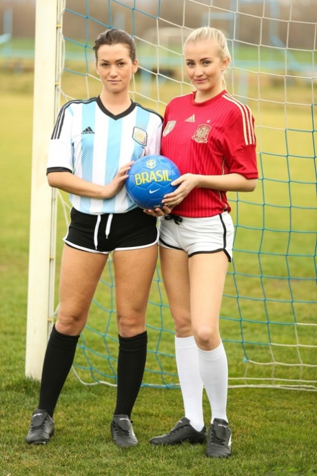 Bedårande fotbollstjejer Cayla A och Tess C visar sina figurer på toaletten