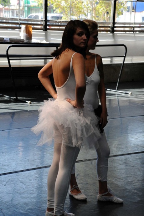 Två heta ballerinor Lexi Belle & Gracie Glam delar stor kuk i trekant