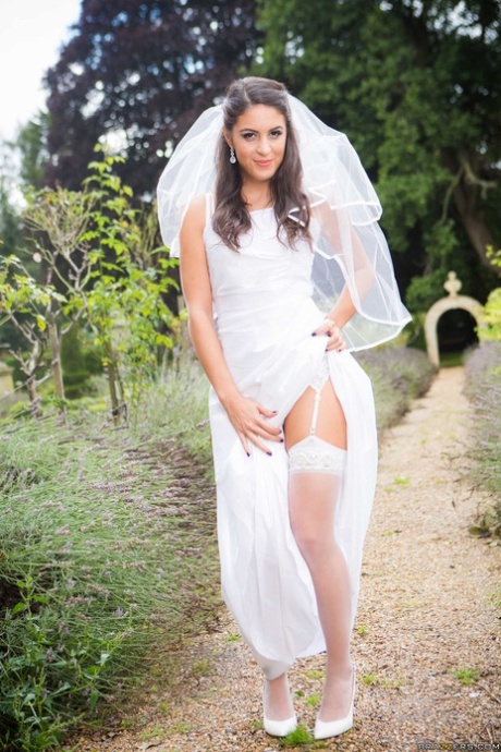 Slank brunette i brudekjole Carolina Abril blottlegger naturlige pupper og rumpe