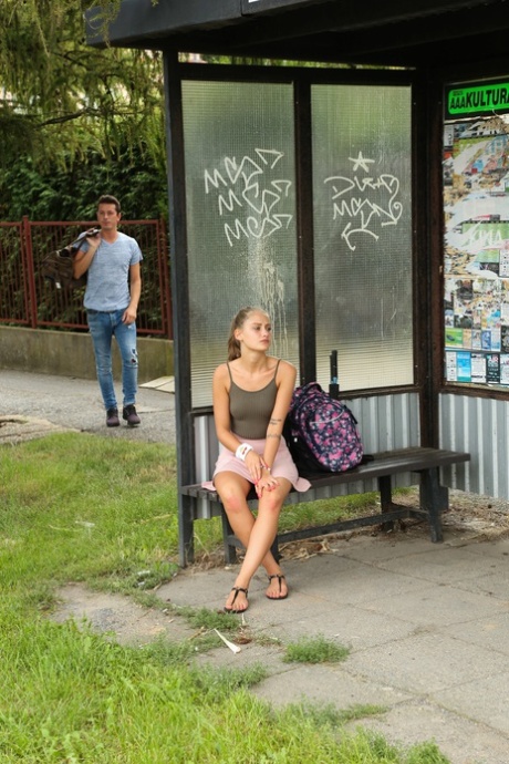 A adolescente húngara Tiffany Tatum é apanhada na paragem de autocarro e fodida na natureza