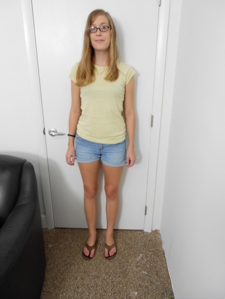 Sexiga tonårstjejen Amber visar sina små bröst och sin stora röv på sin första castingdag