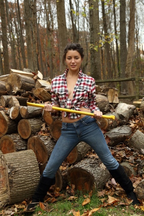 Curvy amateur lumberjill Daisy Haze strips & masturbates outdoors