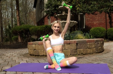 Стройная любительница с крошечной попкой Шанель Шорткейк кулаками занимается на коврике для йоги