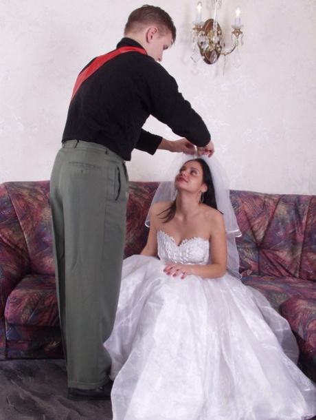 Die lüsterne Braut Lidia wird von ihrem Trauzeugen oral befriedigt und gefickt