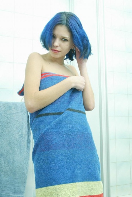 蓝头发的业余青少年Katty在淋浴时摩擦她剃光的阴道