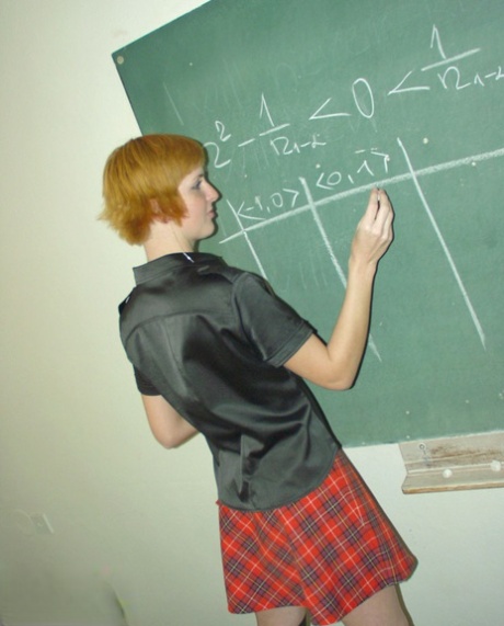 Den rødhårede studerende Strelka smider tøjet i klasseværelset og rører ved sin hede krop